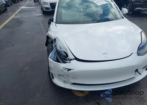 2021 Tesla Model 3 Standard Range Plus Rear-Wheel Drive z USA, uszkodzony, nr VIN 5YJ3E1EA7MF025877